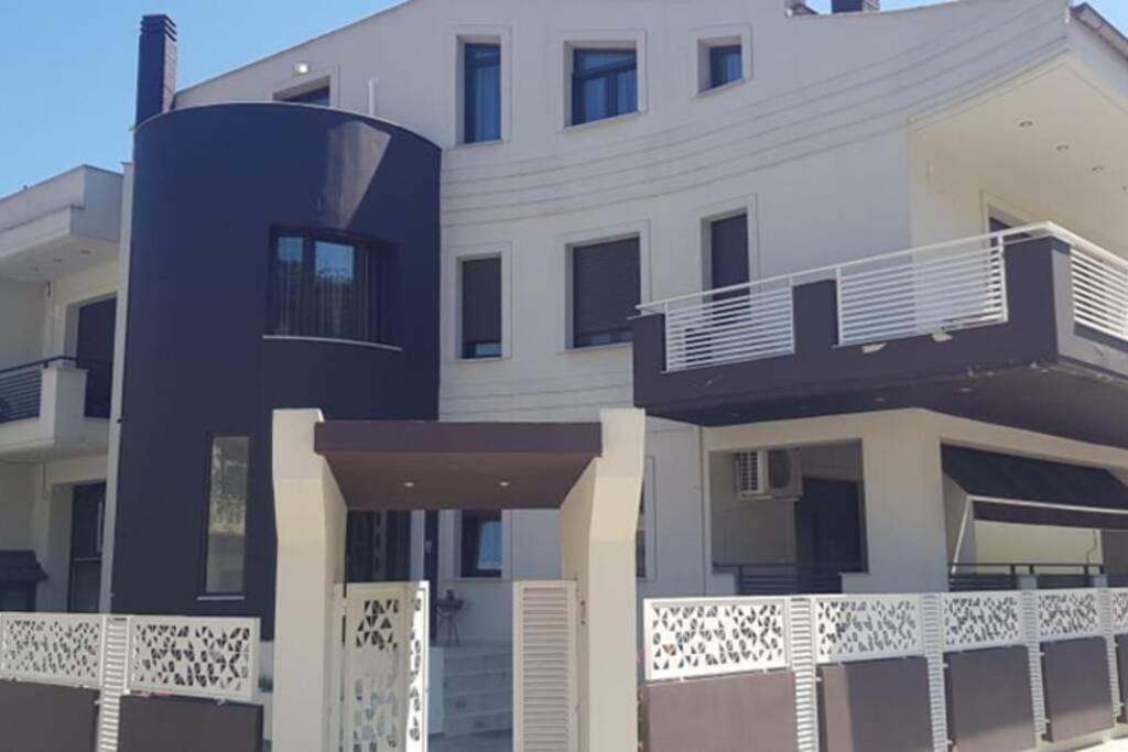 Aretoysa Center Luxury Suites 2 Néa Péramos Eksteriør bilde