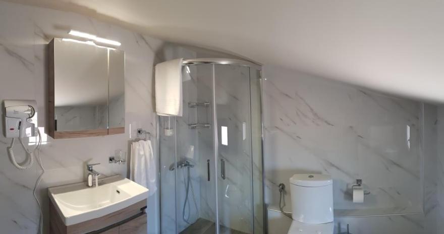 Aretoysa Center Luxury Suites 2 Néa Péramos Eksteriør bilde