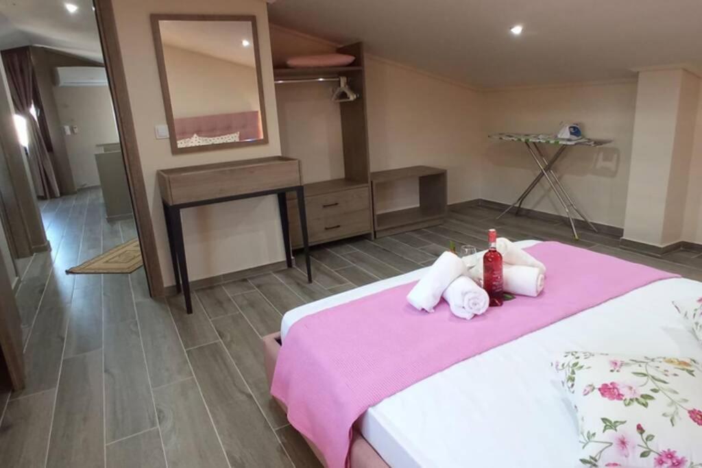 Aretoysa Center Luxury Suites 2 Néa Péramos Eksteriør bilde