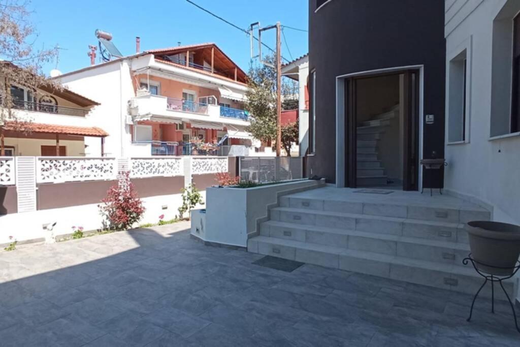 Aretoysa Center Luxury Suites 2 Néa Péramos Eksteriør bilde