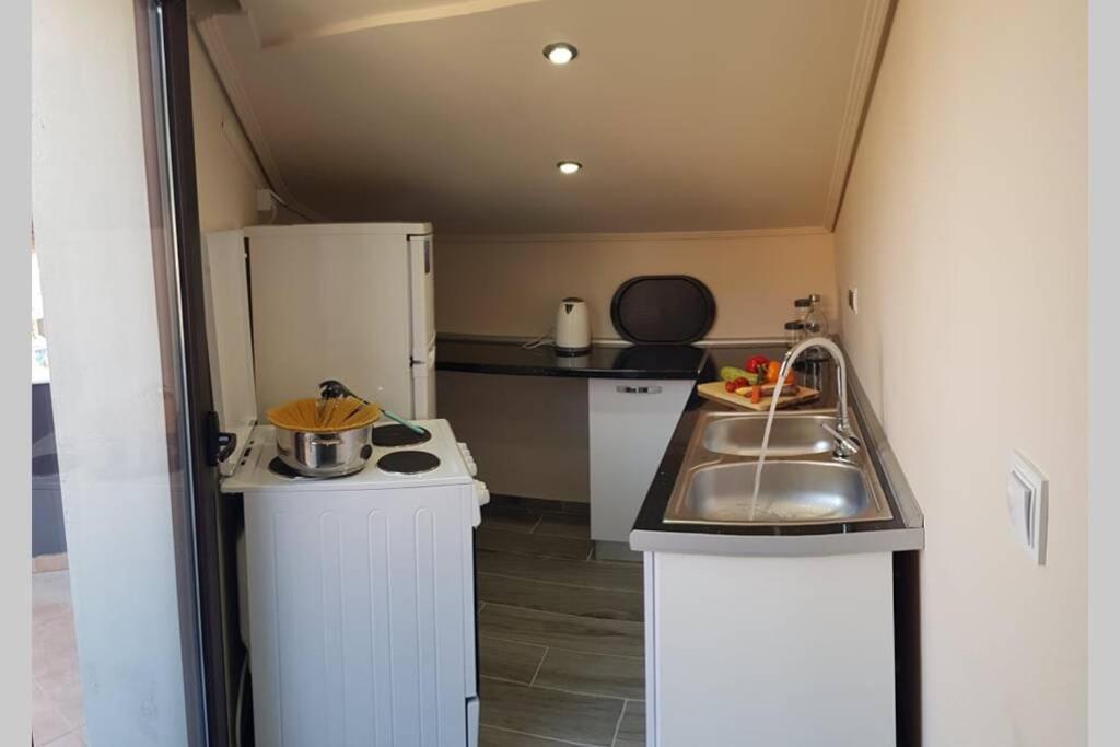 Aretoysa Center Luxury Suites 2 Néa Péramos Eksteriør bilde