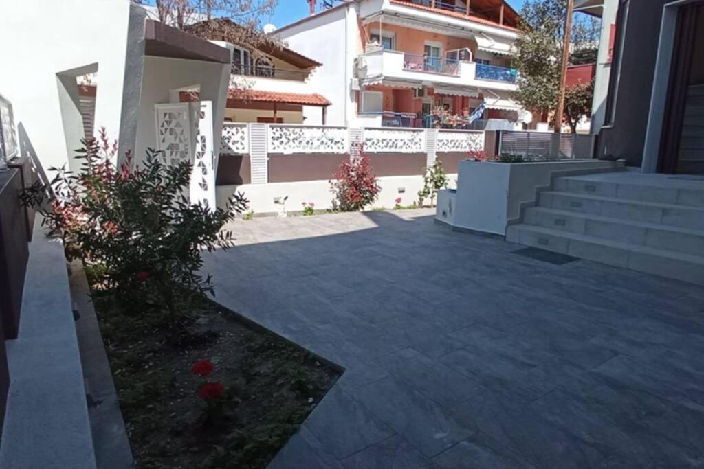 Aretoysa Center Luxury Suites 2 Néa Péramos Eksteriør bilde