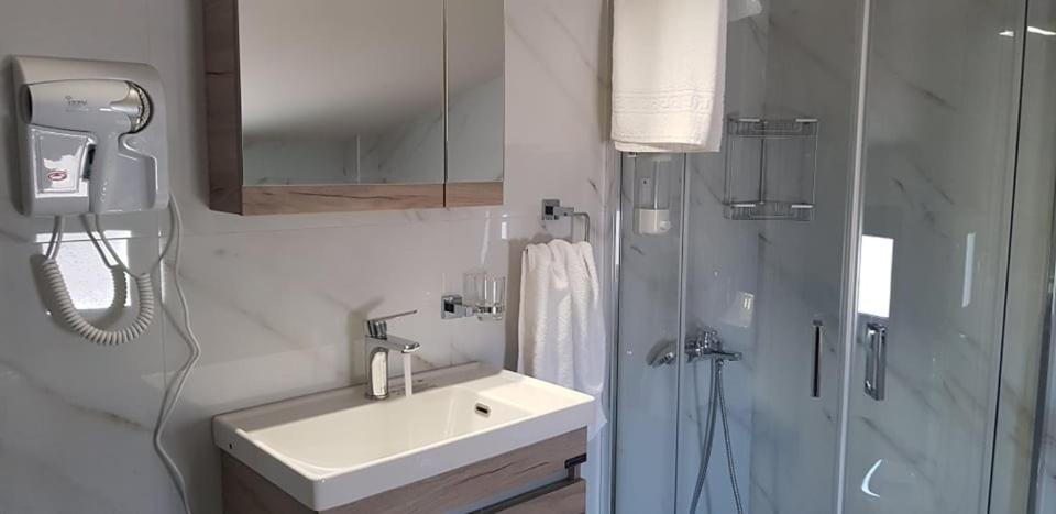 Aretoysa Center Luxury Suites 2 Néa Péramos Eksteriør bilde